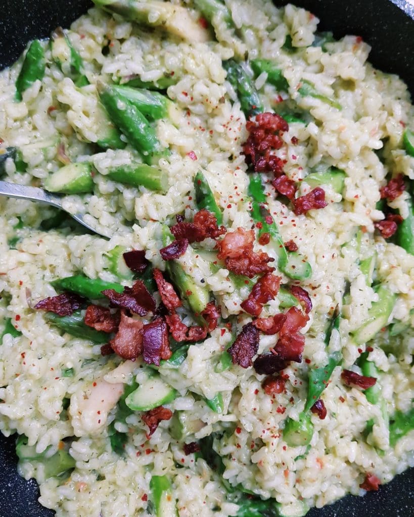 Baerlauch-Risotto mit gruenem Spargel und Bacon Crunch