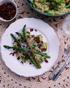 Baerlauch-Risotto mit gruenem Spargel und Bacon Crunch