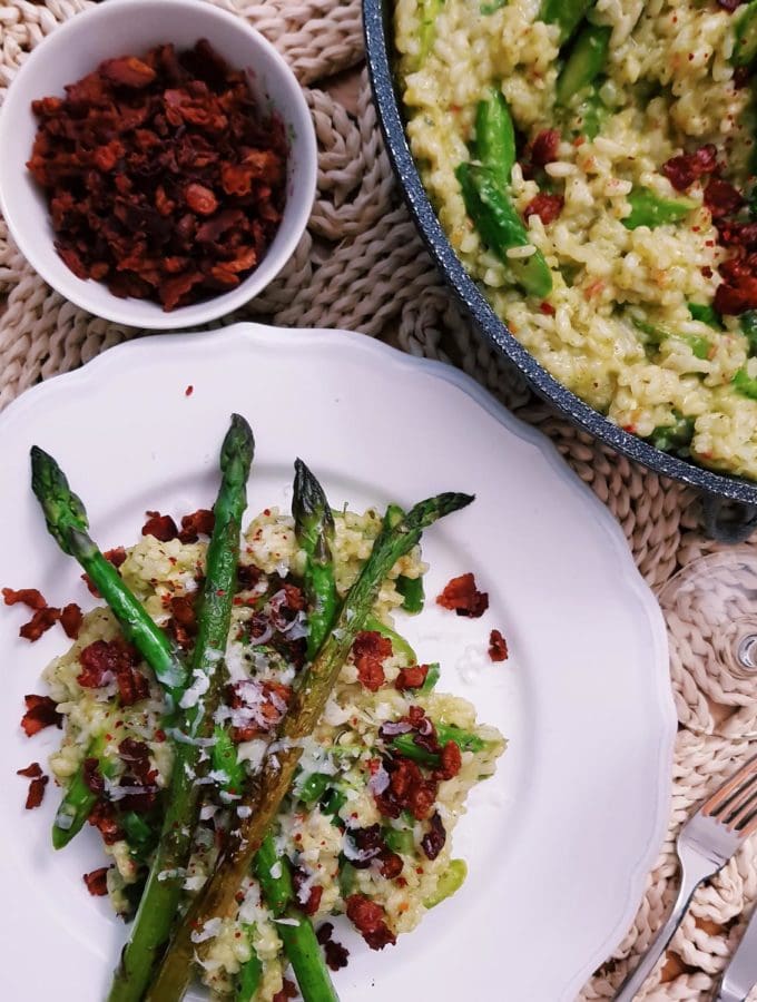 Baerlauch-Risotto mit gruenem Spargel und Bacon Crunch