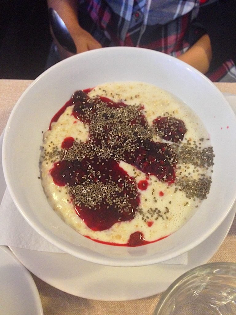 Porridge mit Beeren & Chia