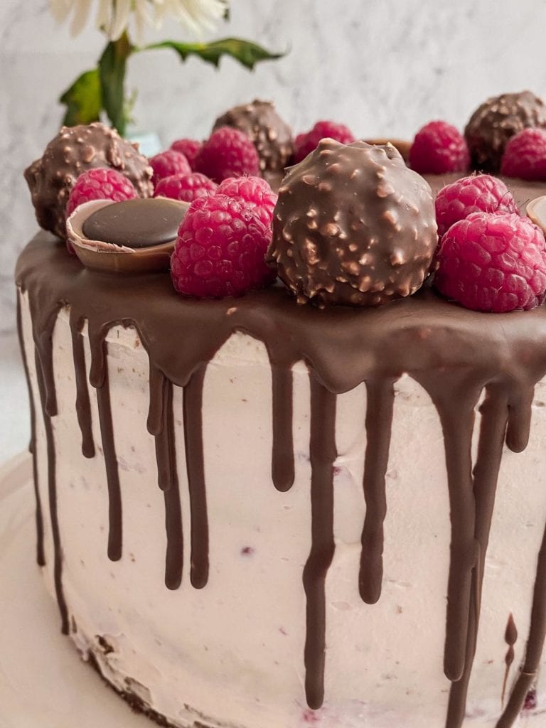 Himbeer-Frischkäse-Torte mit knackigem Schoko-Drip - Mimi &amp; Rose Food Love