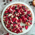 Zuckerfreier Mandelbiskuit mit Kokoscreme, Beeren und Plattpfirsichen