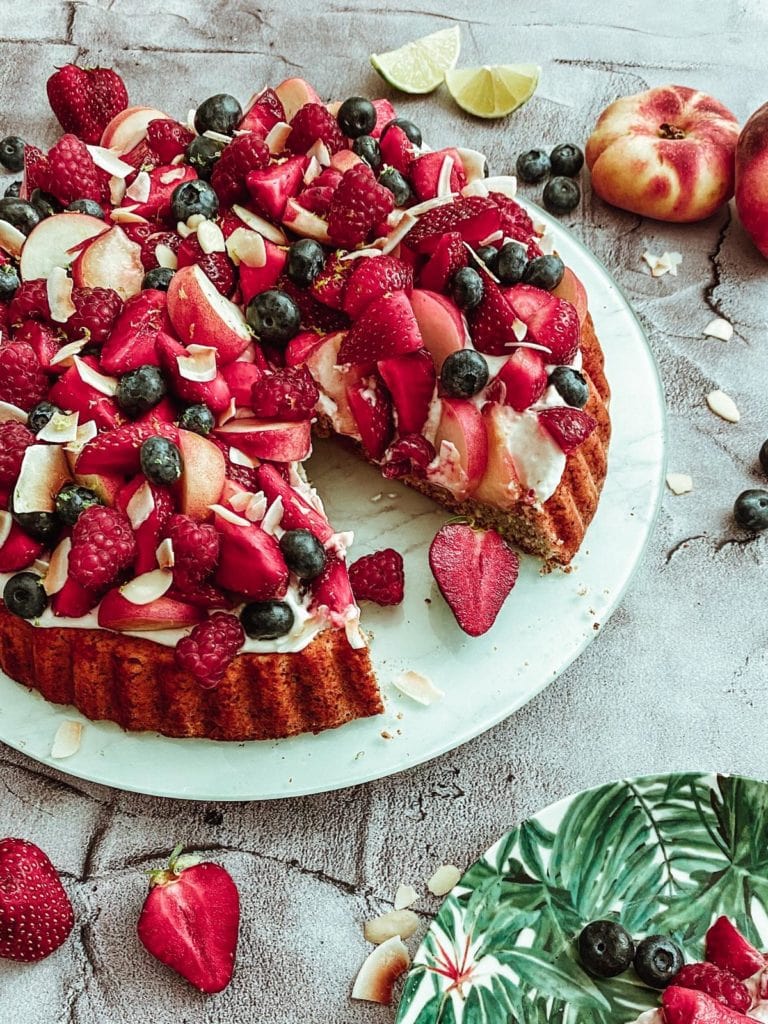 Zuckerfreier Mandelbiskuit mit Kokoscreme, Beeren und Plattpfirsichen