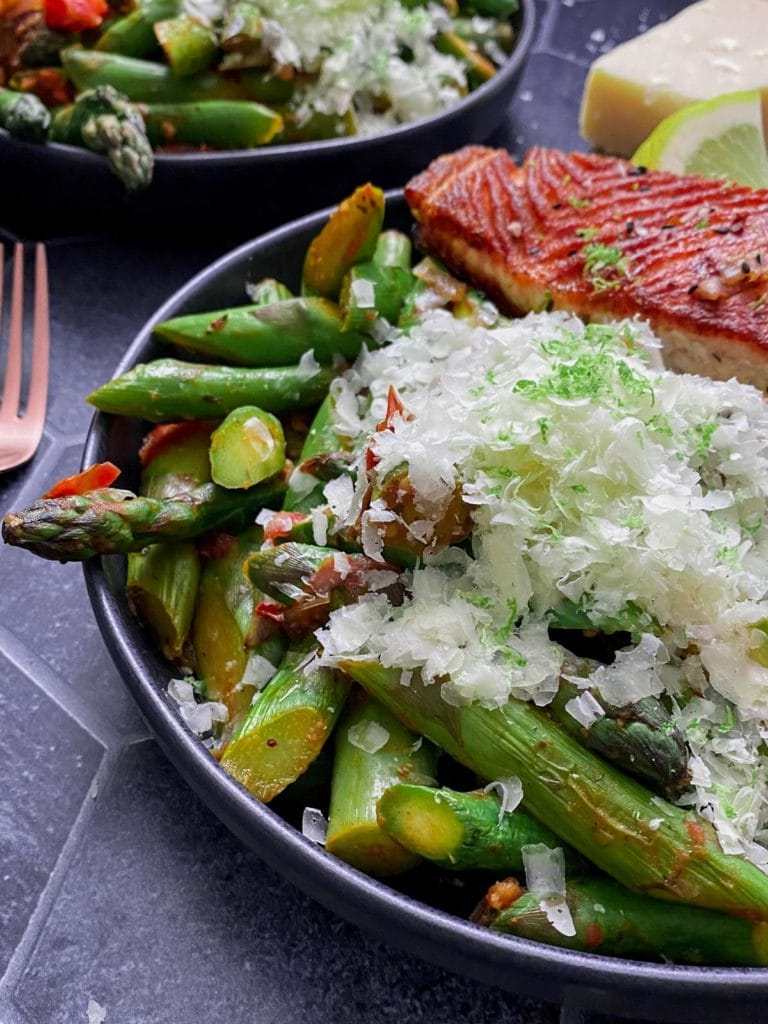 Gebratener grüner Spargel mit Bärlauch, Tomate, Parmesan und Limette