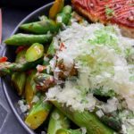 Gebratener grüner Spargel mit Bärlauch, Tomate, Parmesan und Limette