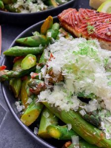 Gebratener grüner Spargel mit Bärlauch, Tomate, Parmesan und Limette