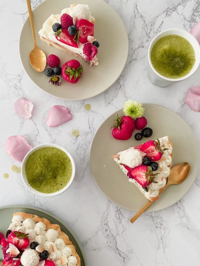 Rhabarberkuchen mit Mascrponecreme, Beeren und Kokos