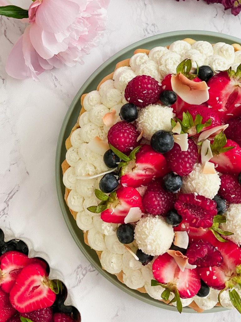 Rhabarberkuchen mit Mascrponecreme, Beeren und Kokos