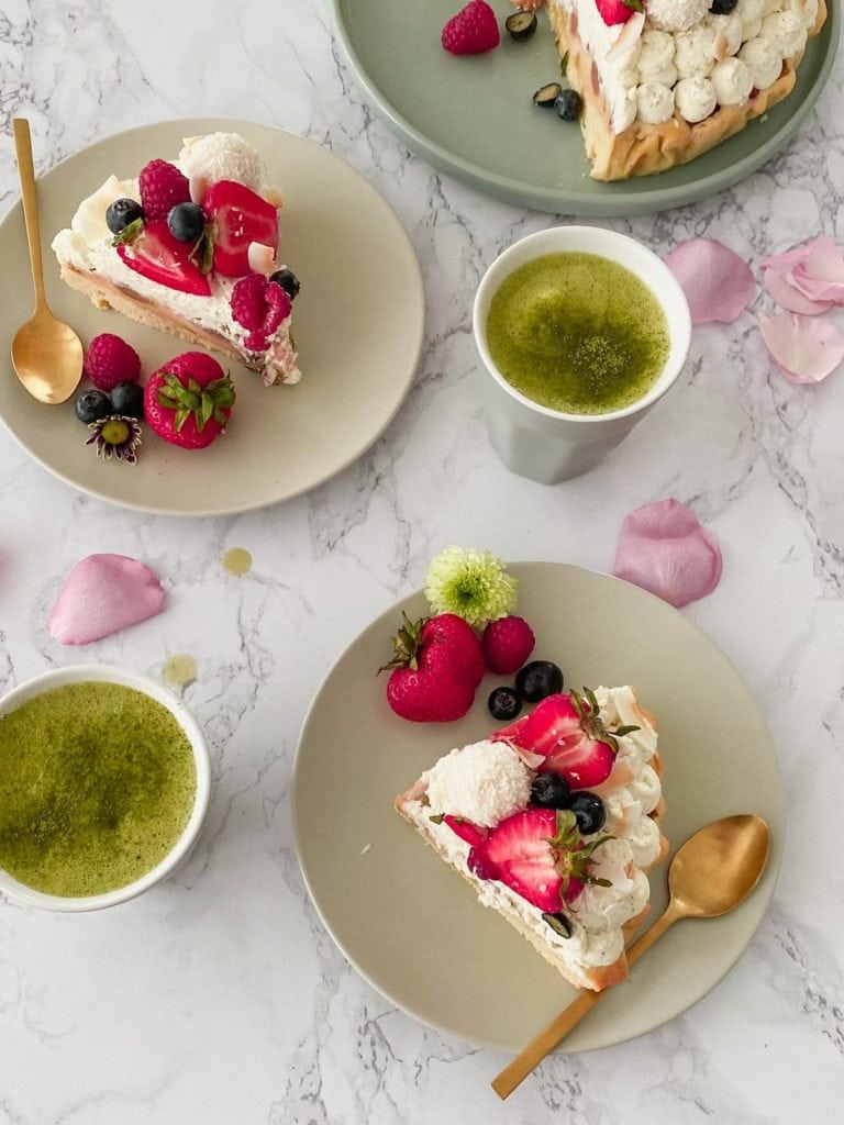 Rhabarberkuchen mit Mascrponecreme, Beeren und Kokos