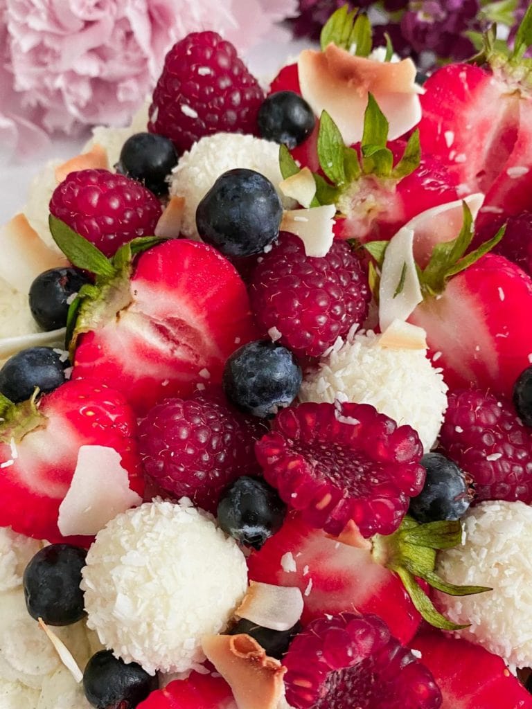 Beeren und Kokoskugeln