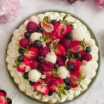 Rhabarberkuchen mit Mascrponecreme, Beeren und Kokos