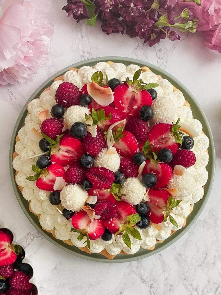 Rhabarberkuchen mit Mascarpone-Tupfen und Beeren - Mimi &amp; Rose