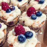 Rezept Buttermilch Cupcakes mit Zitronenbuttercreme und Beeren