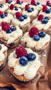 Rezept Buttermilch Cupcakes mit Zitronenbuttercreme und Beeren