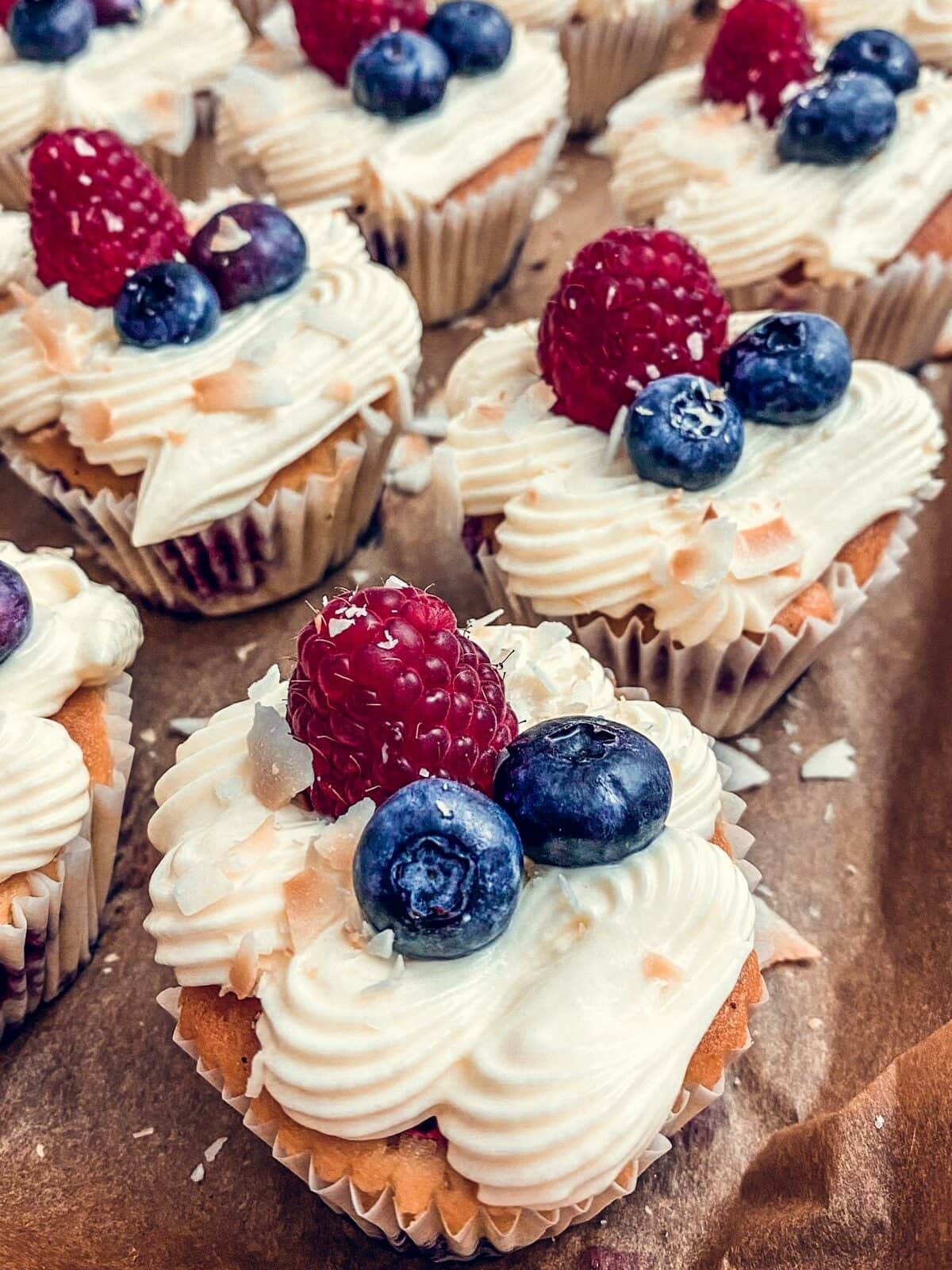 Rezept Buttermilch Cupcakes mit Zitronenbuttercreme und Beeren