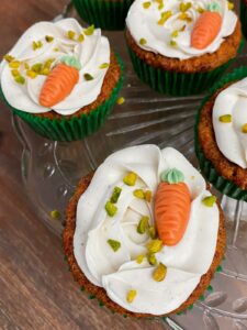 Rezept saftige und vegane Rübli Cupcakes mit Zitronenfrosting