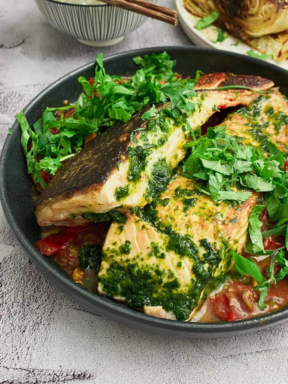 Rezept gebratener Lachs mit Bärlauch und Tomaten