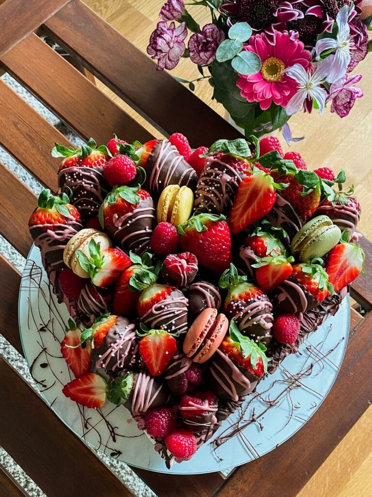 Einfache Himbeer-Cheesecake-Torte mit Schoko-Erdbeeren zum Muttertag