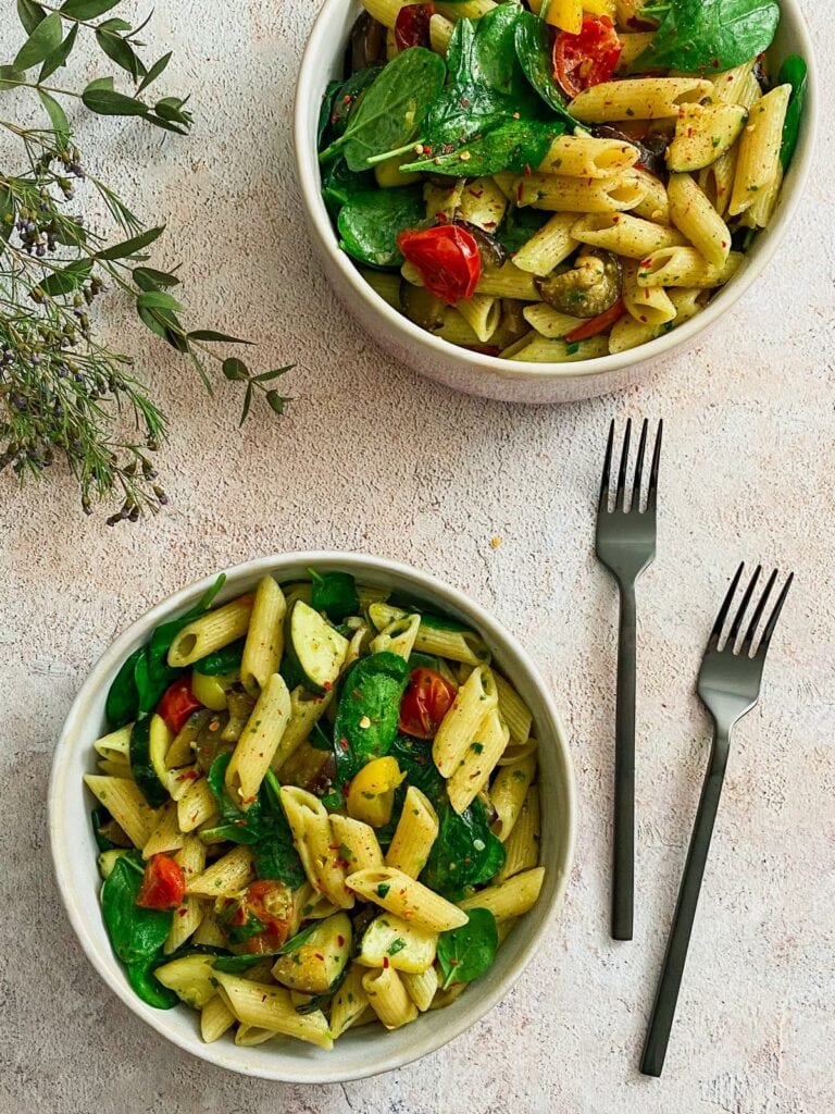 vegane Pastarezept mit Gemüse und Bärlauch