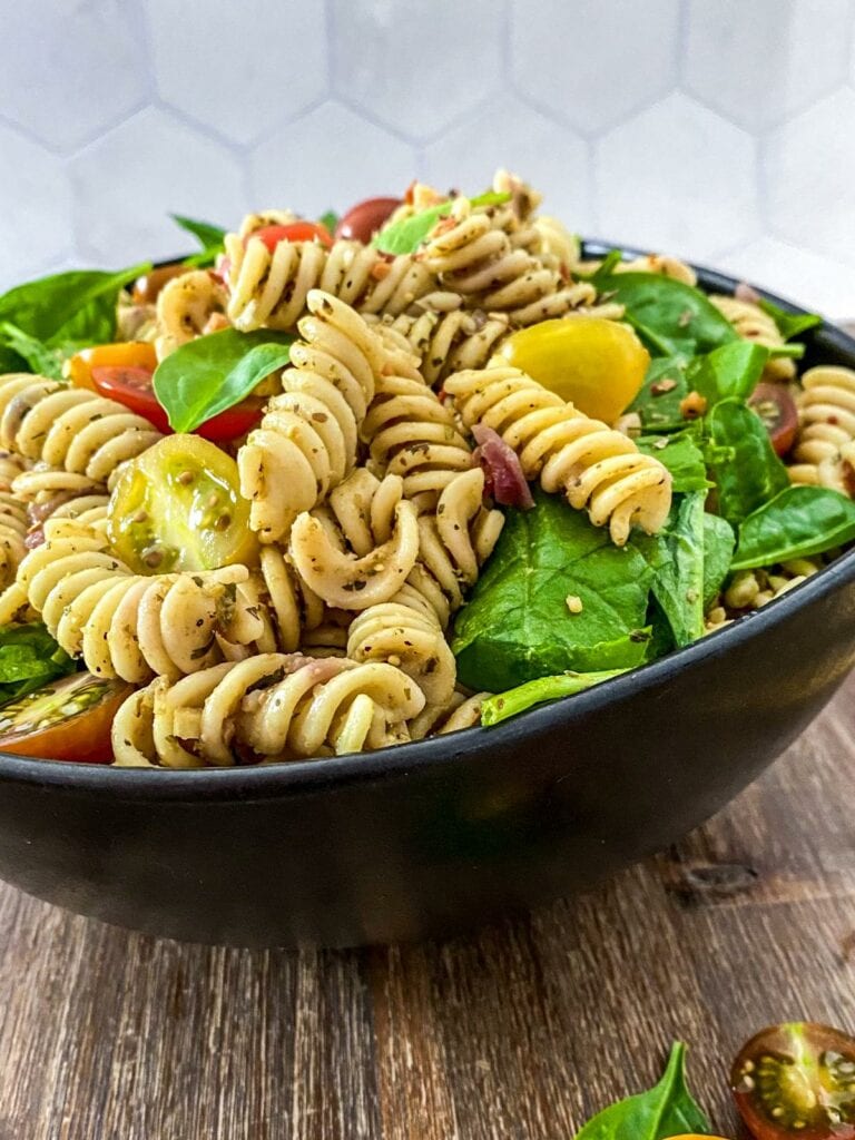 Rezept einfacher mediterraner Nudelsalat mit Babyspinat und Tomaten