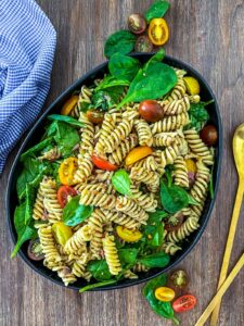 Rezept einfacher mediterraner Nudelsalat mit Babyspinat und Tomaten