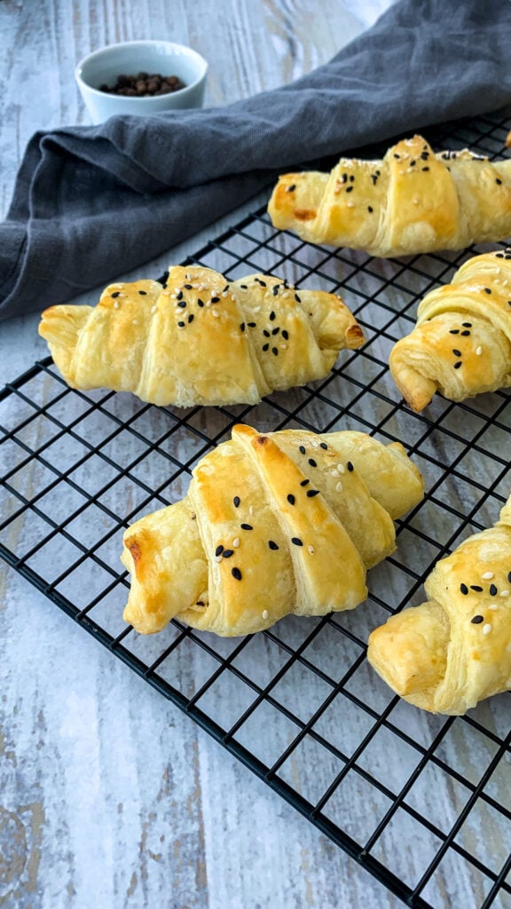 Knusprige Gaumenfreude: Croissants mit Lachsfüllung - Mimi &amp; Rose Food Love