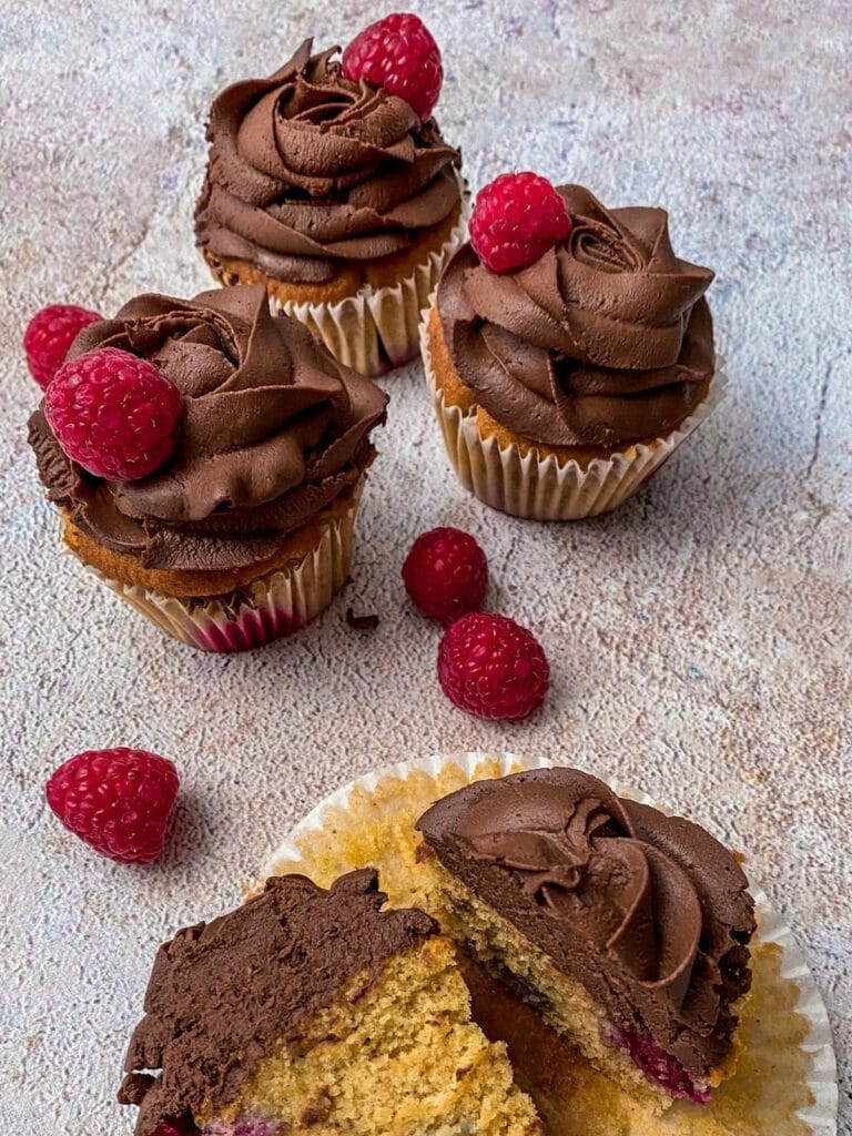 einfache Himbeer-Schoko-Cupcakes