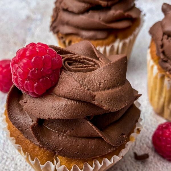 Himbeer-Schokoladen-Cupcakes - fluffig und zartschmelzend 🍫🧁 - Mimi ...