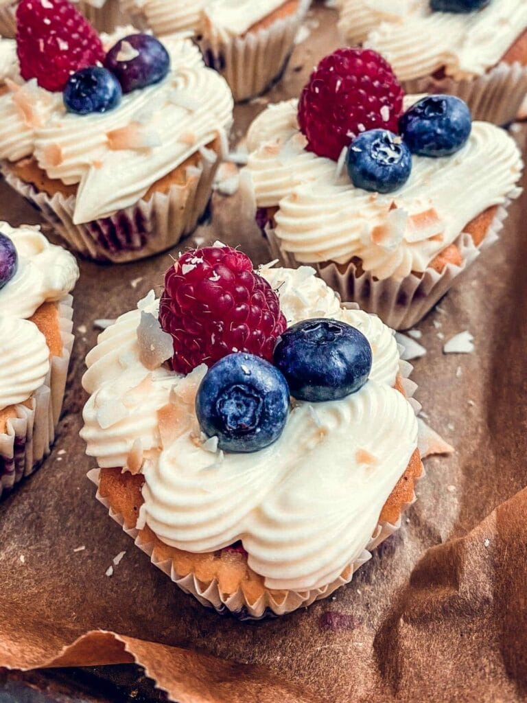 Rezept Buttermilch Cupcakes mit Zitronenbuttercreme und Beeren