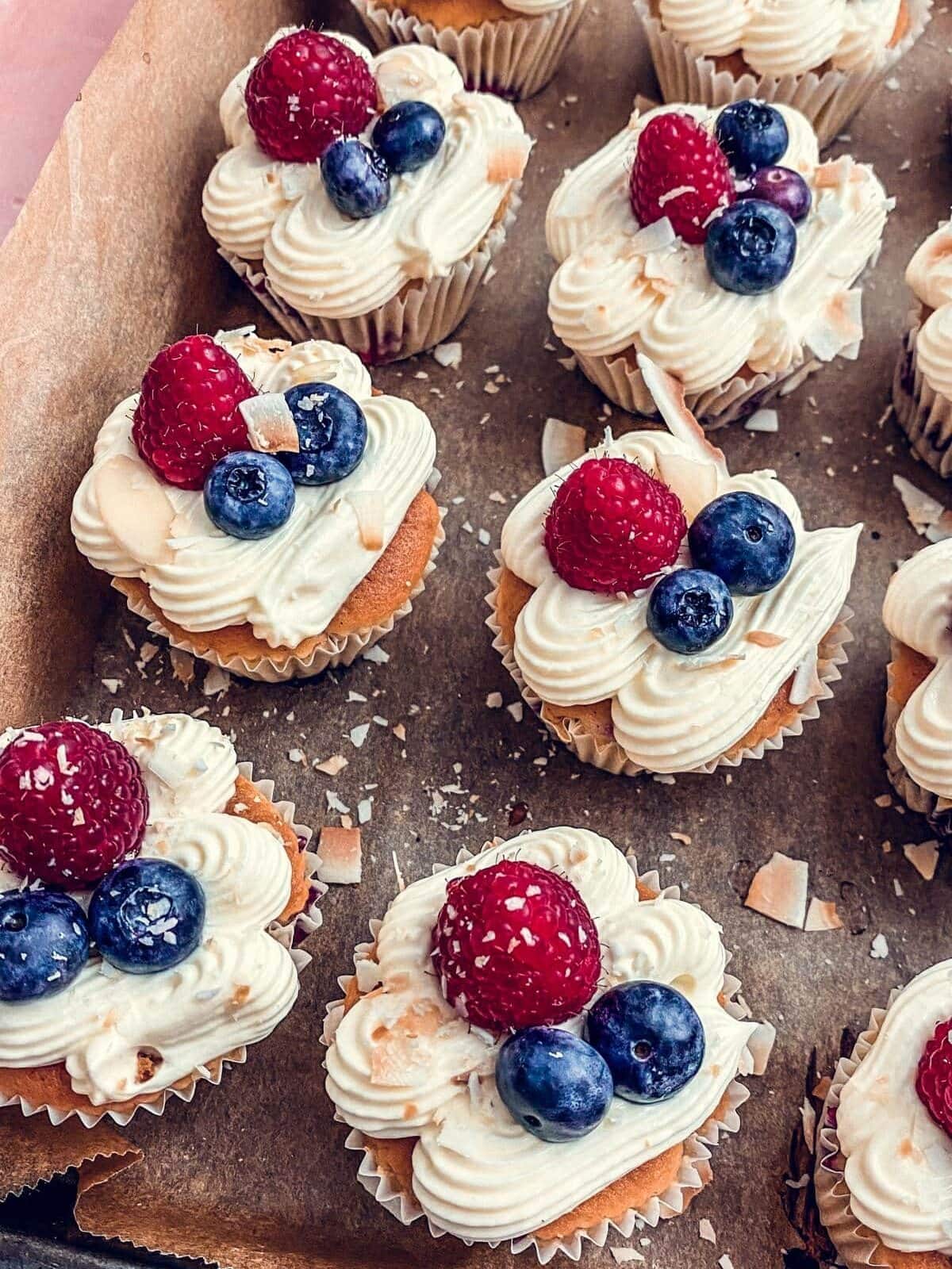 Rezept Buttermilch Cupcakes mit Zitronenbuttercreme und Beeren