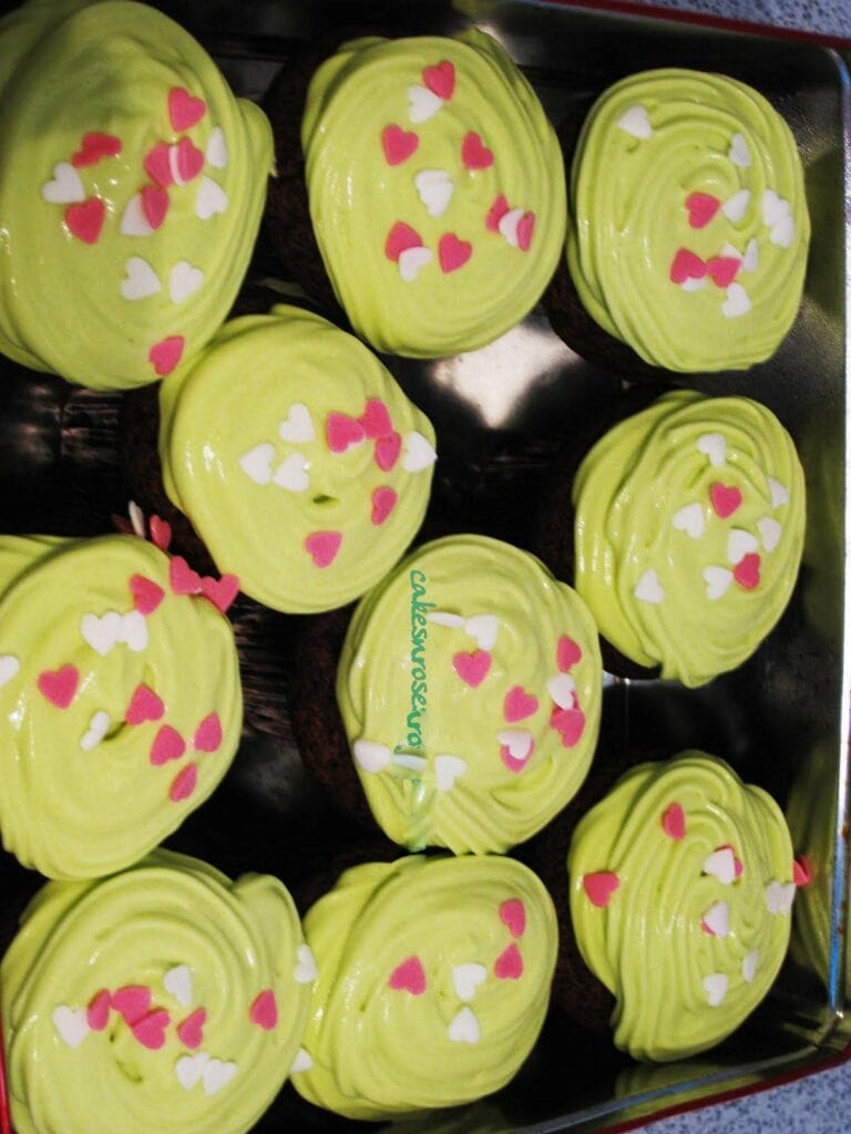 grüne Cupcakes mit Streuseln