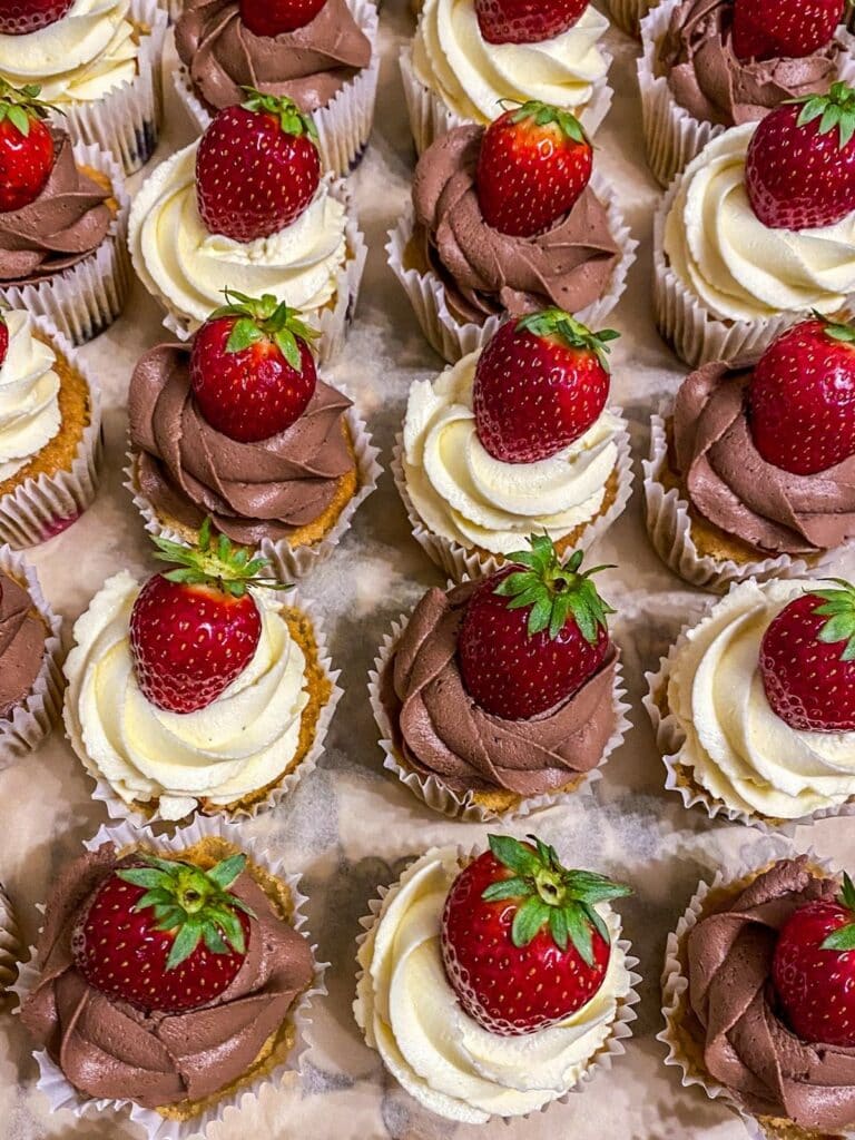 weiße und dunkle Schoko-Erdbeer-Cupcakes