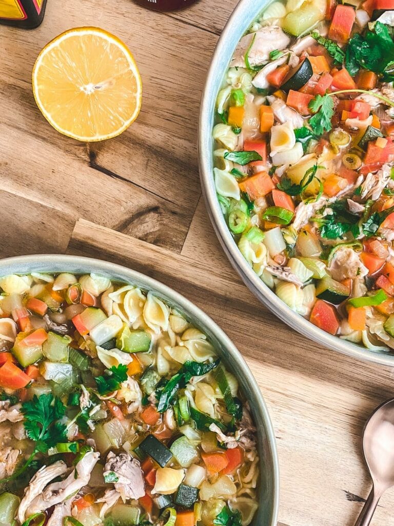 Klassische Hühnersuppe mit vietnamesischem Twist