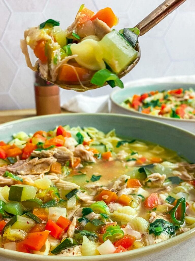 vietnamesische Hühnersuppe mit Nudeln