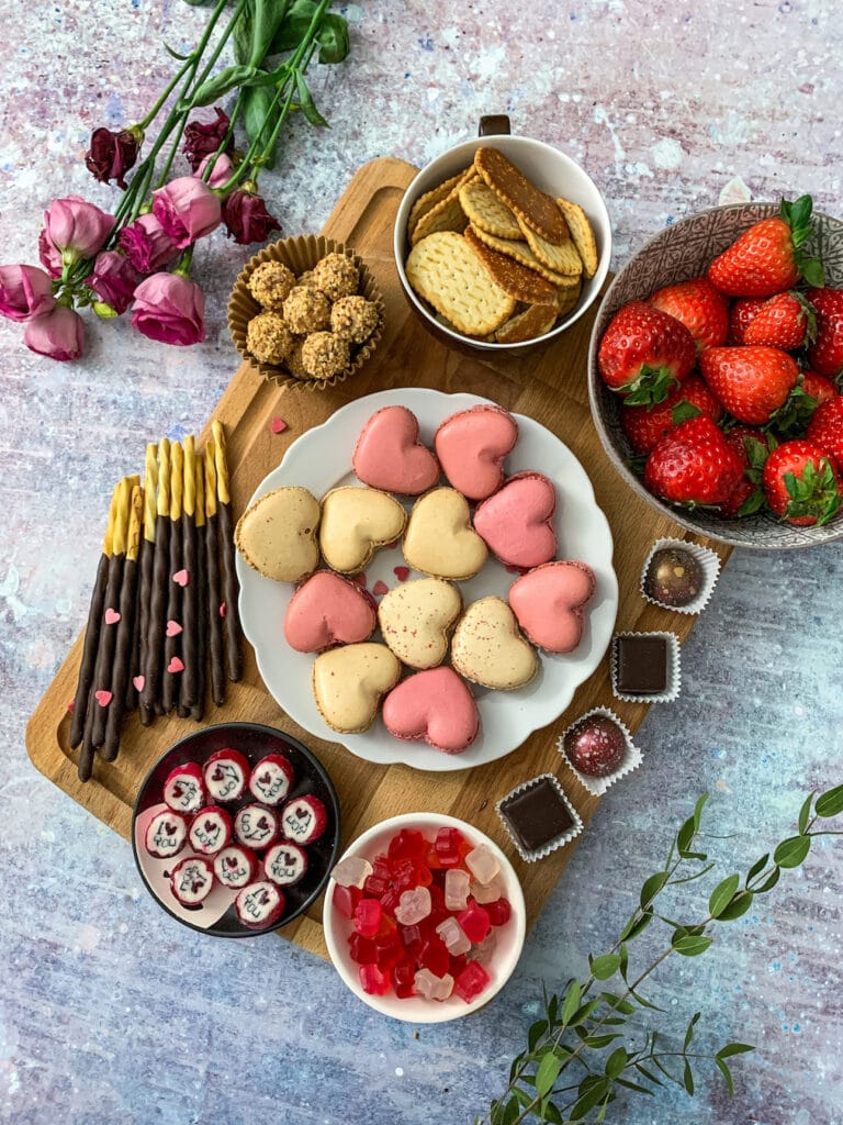 Charcuterie Board zu Valentinstag