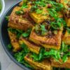 Knuspriger Tofu mit geschmorten Zwiebeln - vietnamesisches Gericht