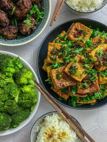 Knuspriger Tofu mit geschmorten Zwiebeln - vietnamesisches Gericht