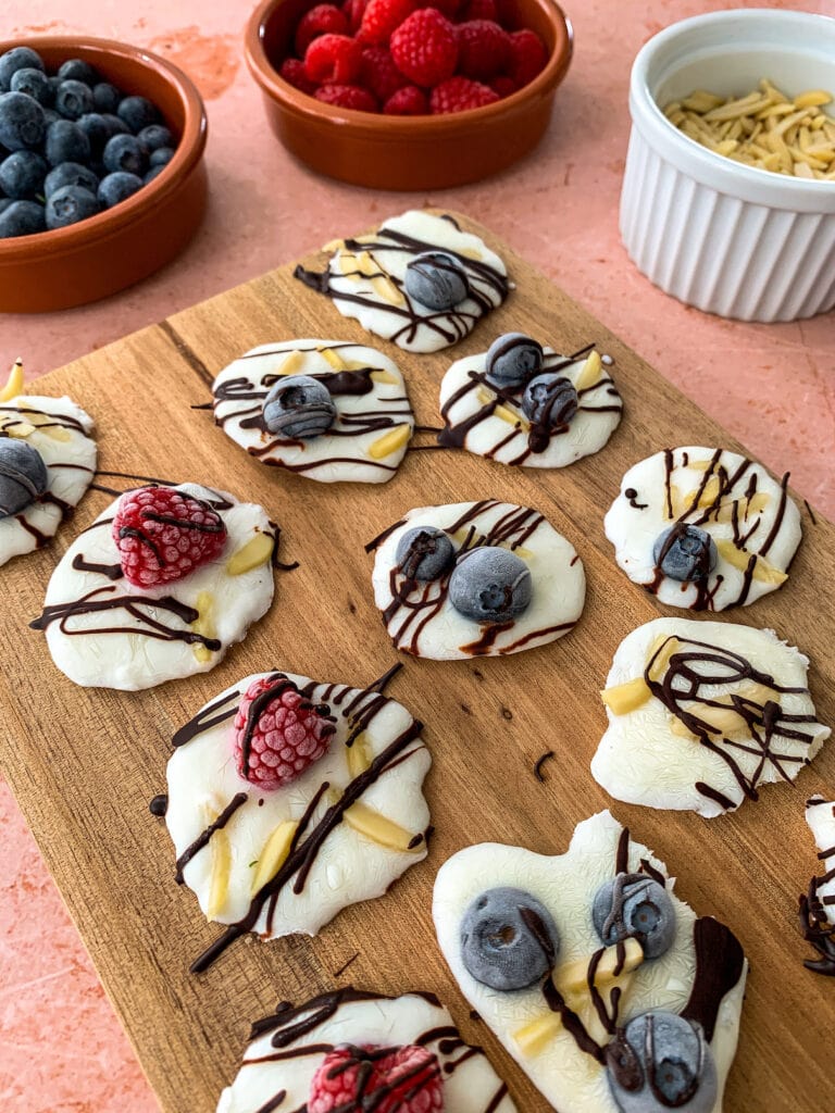 Frozen Yoghurt Bites mit Himbeeren und Heidelbeeren