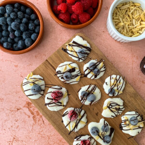 Frozen Yoghurt Bites mit Himbeere, Heidelbeeren, Schokolade
