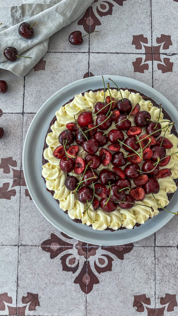 Schokokuchen mit Vanillecreme und frischen Kirschen