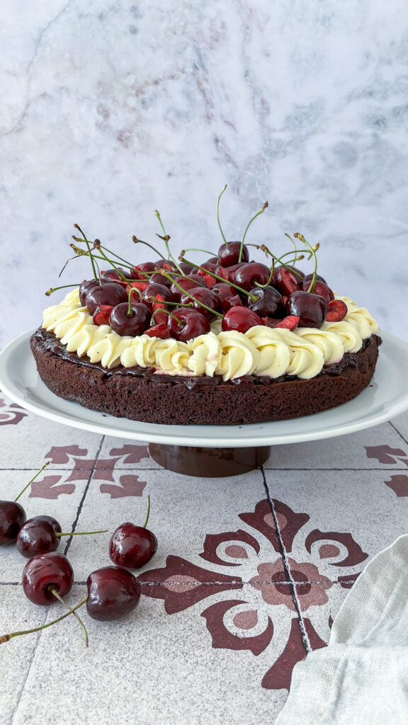 Saftiger Schokokuchen mit Vanillecreme und frischen Kirschen