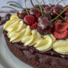 Einfacher Schokokuchen mit Vanillecreme und frischen Kirschen