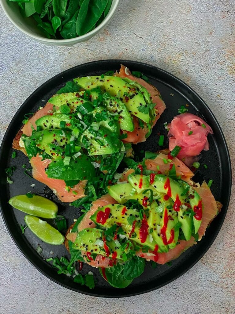 High Protein Abendbrot: Stulle deluxe mit Lachs, körnigem Frischkäse und Babyspinat