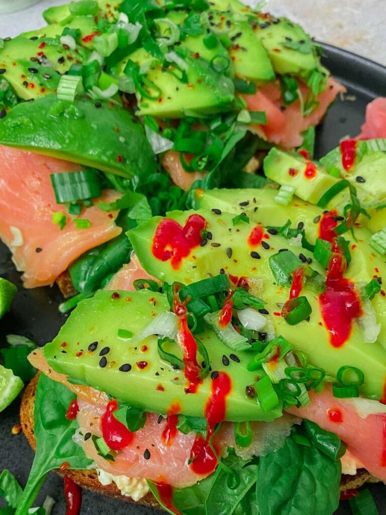 Abendessen Idee: Brot mit Avocado, Räcuherlachs, körnigem Frischkäse und Babyspinat - schnell und einfach
