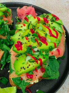 High Protein Abendbrot: Stulle deluxe mit Lachs, körnigem Frischkäse und Babyspinat