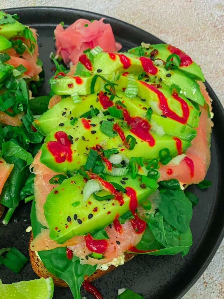 High Protein Abendbrot: Stulle deluxe mit Lachs, körnigem Frischkäse und Babyspinat