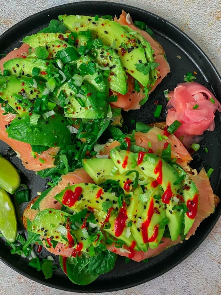 Einfaches und schnelles Lachs-Avocado-Brot-Rezept