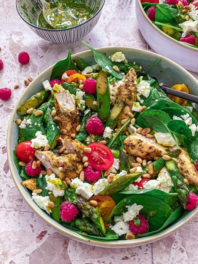 Salat mit Hühnchen, grünem Spargel, Himbeeren und Feta – Eine ... Salat mit Hühnchen, grünem Spargel, Himbeeren und Feta – Eine ...