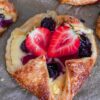Blätterteig-Taschen mit Pudding und Beeren - einfaches und schnelles Rezept