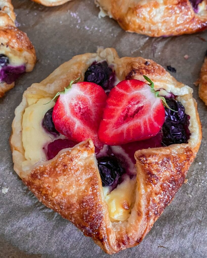 Blätterteig-Taschen mit Pudding und Beeren - einfaches und schnelles Rezept